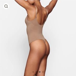 NWT SKIMS SCULPTING THONG BODYSUIT